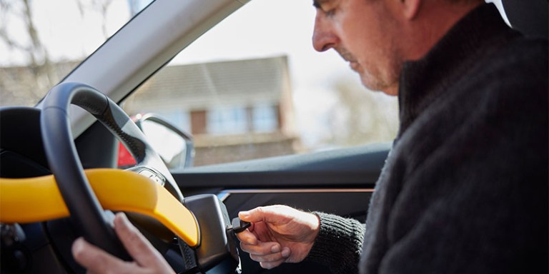 برای افزایش امنیت خودرو از قفل فرمان بهتر است یا قفل پدال؟